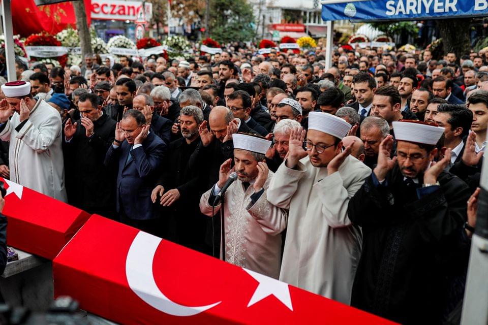 Kόσμος παρευρίσκεται στην κηδεία των Elif Topkara και Adem Topkara, δύο από τα έξι θύματα της έκρηξης της Κυριακής που έλαβε χώρα στη λεωφόρο Ιστικλαλ, στην Κωνσταντινούπολη.