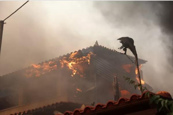 Η φωτιά είναι ασταμάτητη – Καίγονται τα πρώτα σπίτια – Που δόθηκαν εντολές εκκένωσης και που διακόπηκε η κυκλοφορία